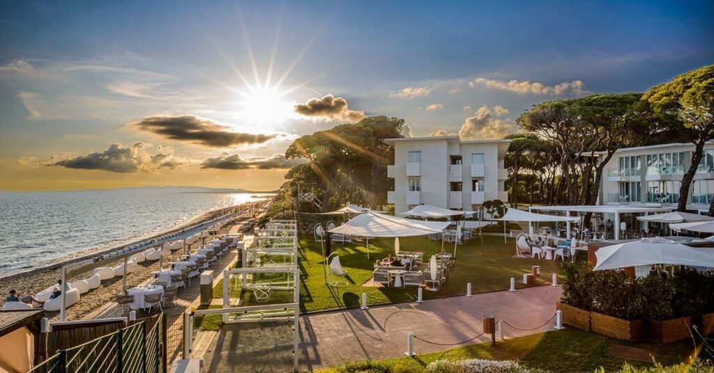 IDeaS 客户 The Sense Experience Resort 度假酒店黄昏时的外景照片。